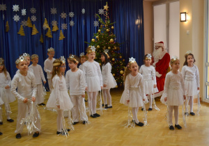Dzieci z grupy IV śpiewają piosenkę dla Świętego Mikołaja